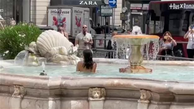 Roma, si tuffa svestita nella fontana di Piazza Colonna: allontanata