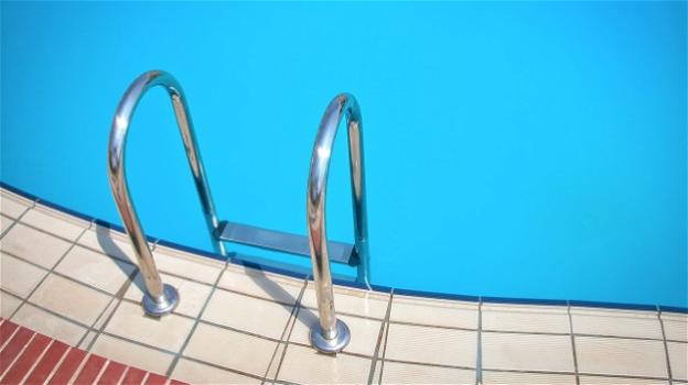 Viareggio: bambino autistico senza cuffia, negato il bagno in piscina