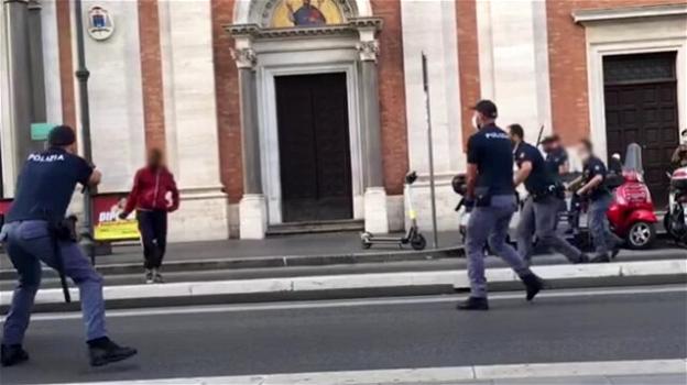 Roma, poliziotto spara ad un uomo che si aggirava con un coltello nella Stazione Termini
