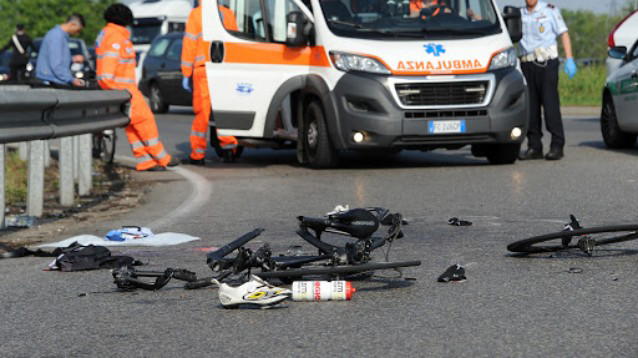 Brindis, pick-up travolge gruppo di ciclisti e scappa: si ricerca un pirata della strada