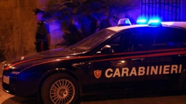 Pavia, non gradisce la movida e lancia una secchiata di acqua e candeggina sui ragazzi