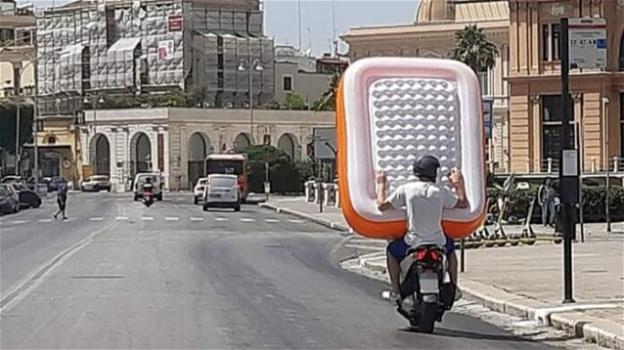 Bari, in due caricano un enorme materassino sullo scooter