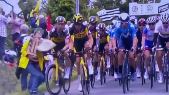 Tour de France: spettatore con un cartello provoca la caduta di decine di ciclisti