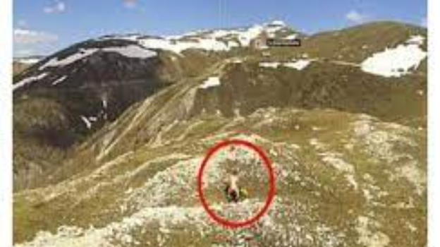 Austria, coppia travolta dalla passione in alta montagna: una webcam riprende tutto