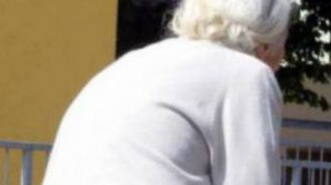 Torino, anziana vaga in strada chiedendo aiuto: non mangiava da 12 ore, salvata dai poliziotti