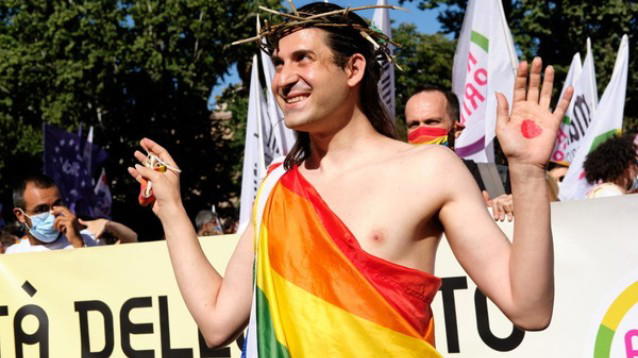 Gay Pride, un attivista si veste da Gesù Cristo. Polemiche tra i cattolici