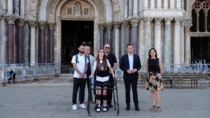 La forza di Alice Leccioli: a spasso per Venezia con il suo esoscheletro