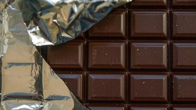 Novara, litiga con la collega e la colpisce in testa con una stecca di cioccolato da 1 kg