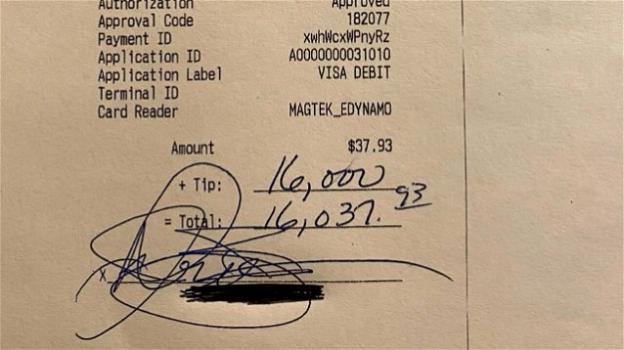 Entra in un bar per mangiare un hot-dog: cliente lascia 16mila dollari di mancia