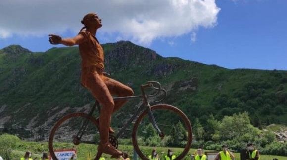 Inaugurata statua di Marco Pantani: celebra la vittoria della tappa di Plan di Montecampione