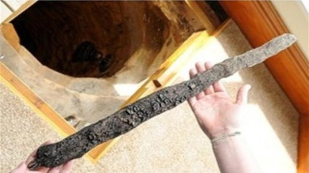 UK: scava in casa e trova un pozzo medievale sotto il salotto, poi scopre un’antica spada