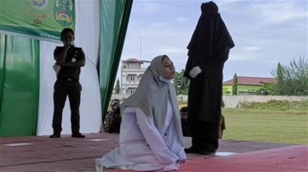 Indonesia: 100 frustate per aver fatto sesso pre-matrimoniale, donna sviene durante la punizione