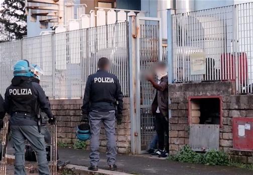Roma, richiedente asilo positivo all’Aids sputa sangue sugli agenti della Polizia