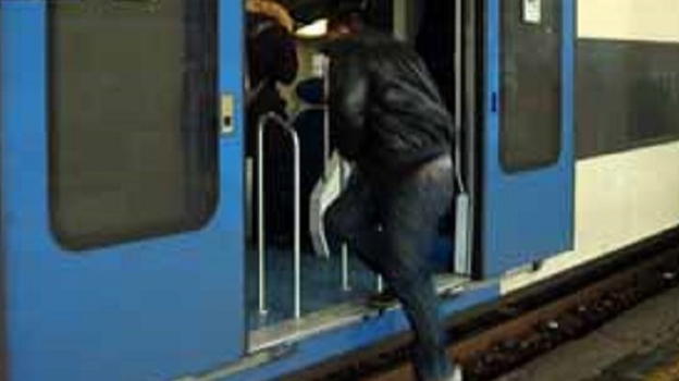 Perde un braccio nel tentativo di salire su un treno in ripartenza: arto riattaccato
