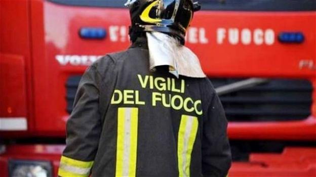 Lecce, carro funebre con una salma a bordo prende fuoco sulla statale