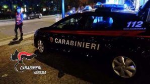 Venezia, vede il figlio davanti a un film a luci rosse: lo prende a bastonate e lo manda in ospedale