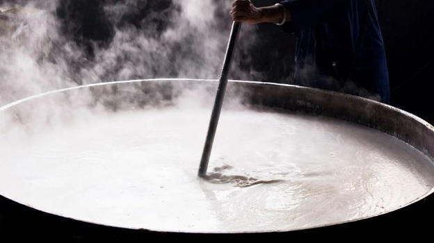 Incidente sul lavoro: chef scivola nel pentolone di zuppa bollente e muore