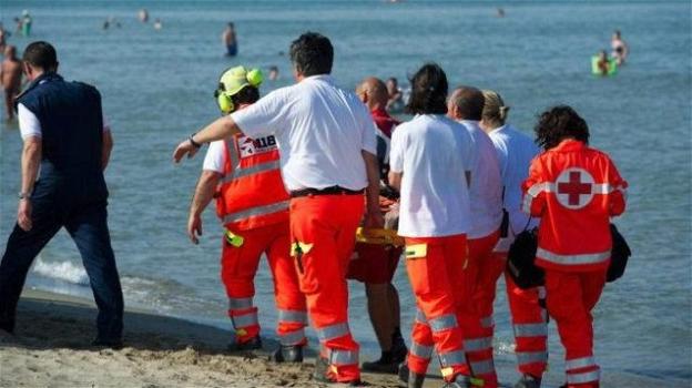 34enne muore in viaggio di nozze: crolla in spiaggia mentre è al mare con la moglie