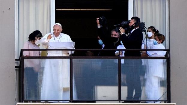 Papa Francesco, l’Angelus e il saluto dal Policlinico Gemelli