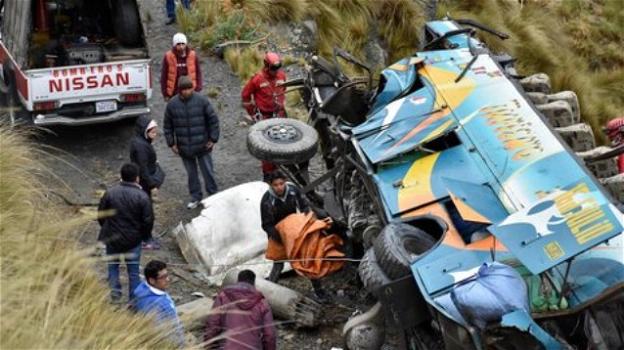 Bolivia, bus cade in un burrone: accertati 34 morti