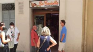 Roberto Mancini uno di noi: il CT della Nazionale in fila dal salumiere