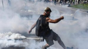 Francia, no vax distruggono due centri vaccinali nelle proteste contro l’obbligo del Green Pass