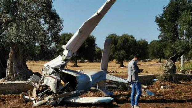 Brindisi, aereo ultraleggero precipita nelle campagne: morti due giovani