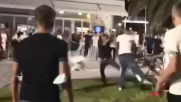 Salerno, rissa durante una festa di compleanno: a un ragazzo viene strappato a morsi un orecchio