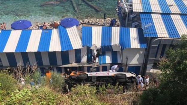 Capri, bus precipita su un lido: morto il conducente, 19 i feriti