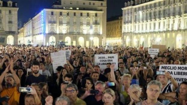Torino, prime proteste per il green pass: "Facciamo vedere a tutti cosa vuol dire essere liberi"