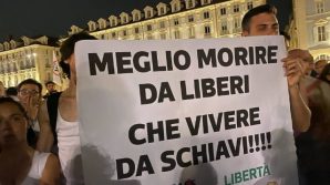 Torino, proteste contro il Green Pass: i giovani no vax dicono
