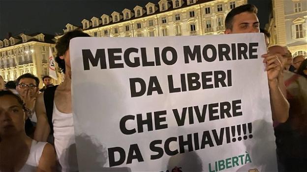 Torino, proteste contro il Green Pass: i giovani no vax dicono "no" alla "dittatura sanitaria"