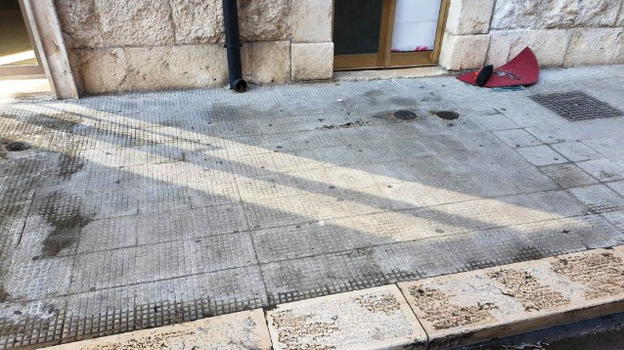 Trani, tira un calcio alla porta: la vetrata gli recide una gamba, è gravissimo
