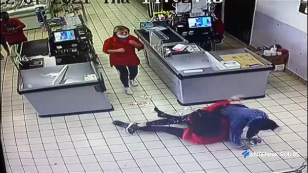 Brindisi, bandito armato di coltello entra in un supermercato: la cassiera reagisce e limita i danni