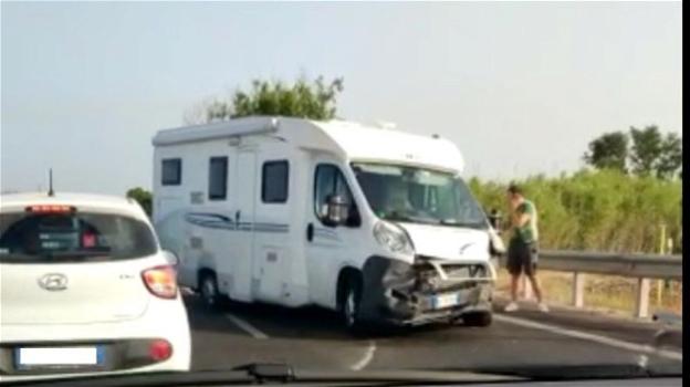 Brindisi, incidente sulla superstrada: camper contro un guardrail dopo lo scoppio di uno pneumatico