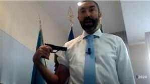 Roma, politico no vax si punta una pistola al braccio e critica i vaccini anti Covid: