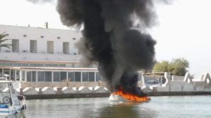 Lecce, gommone per escursioni va a fuoco a Porto Cesareo: paura per i turisti a bordo