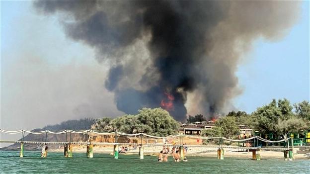 Brindisi, incendio distrugge parte della costa nord: evacuato uno stabilimento balneare