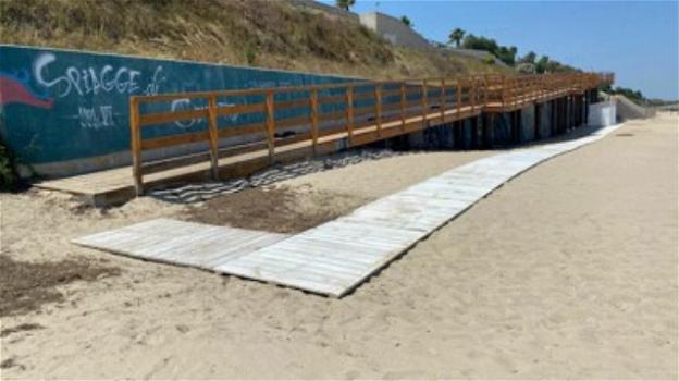Brindisi, teppisti distruggono in spiaggia la passerella per i disabili
