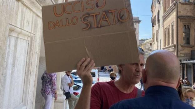 Mantova, svolti i funerali del medico suicida Giuseppe De Donno: tensione per un cartello no vax