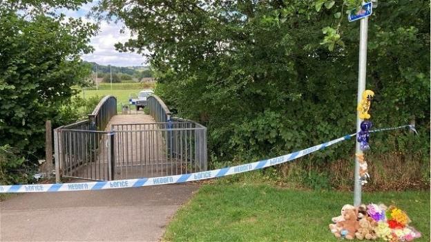 Galles, bimbo trovato morto in un fiume a 5 anni: patrigno accusato di omicidio
