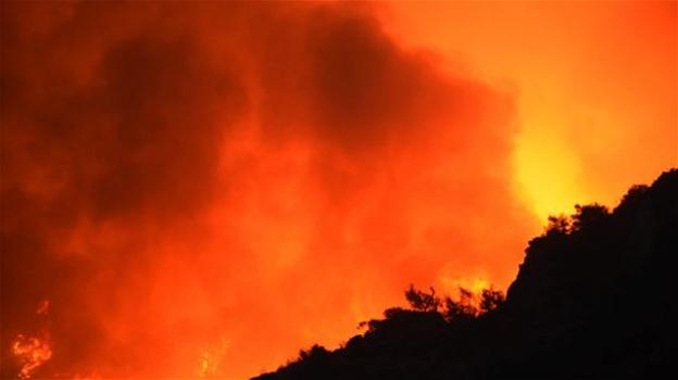 Il mediterraneo in fiamme, contunuano a divampare incendi incontrollabili