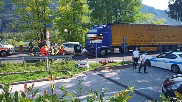 Udine, in un incidente tra auto e camion perdono la vita padre e figlia