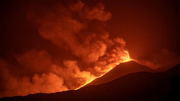 Sicilia, l’Etna si fa sentire con una nuova eruzione