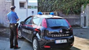 Palermo, trovato senza vita su un divano abbandonato per strada: indagini in corso
