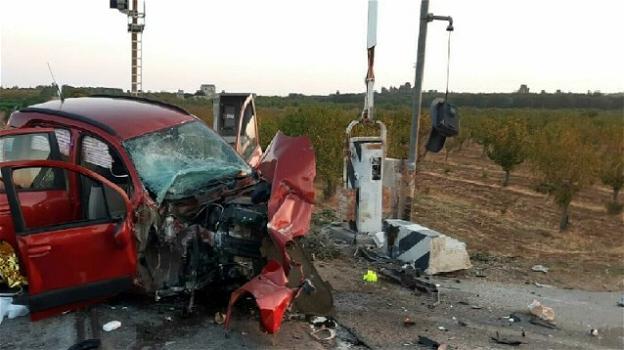 Brindisi, incidente stradale all’alba: auto contro passaggio a livello, muore una 20enne