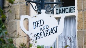 Insoddisfatta per la camera del B&B, litiga per il rimborso e distrugge tutto