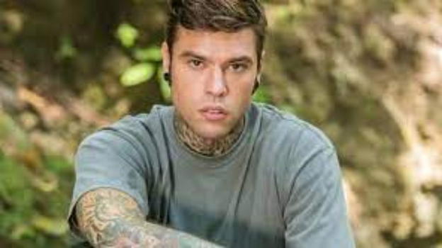 Fedez, nuova linea di zainetti: quanto costano e le critiche social