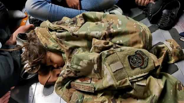 Bimba dorme in un cargo avvolta da una giacca dell’Air Force: scatto simbolo del dramma afghano