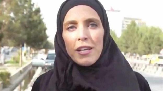 Afghanistan Clarissa Ward, inviata Cnn aggredita dai talebani: "Copri il volto"